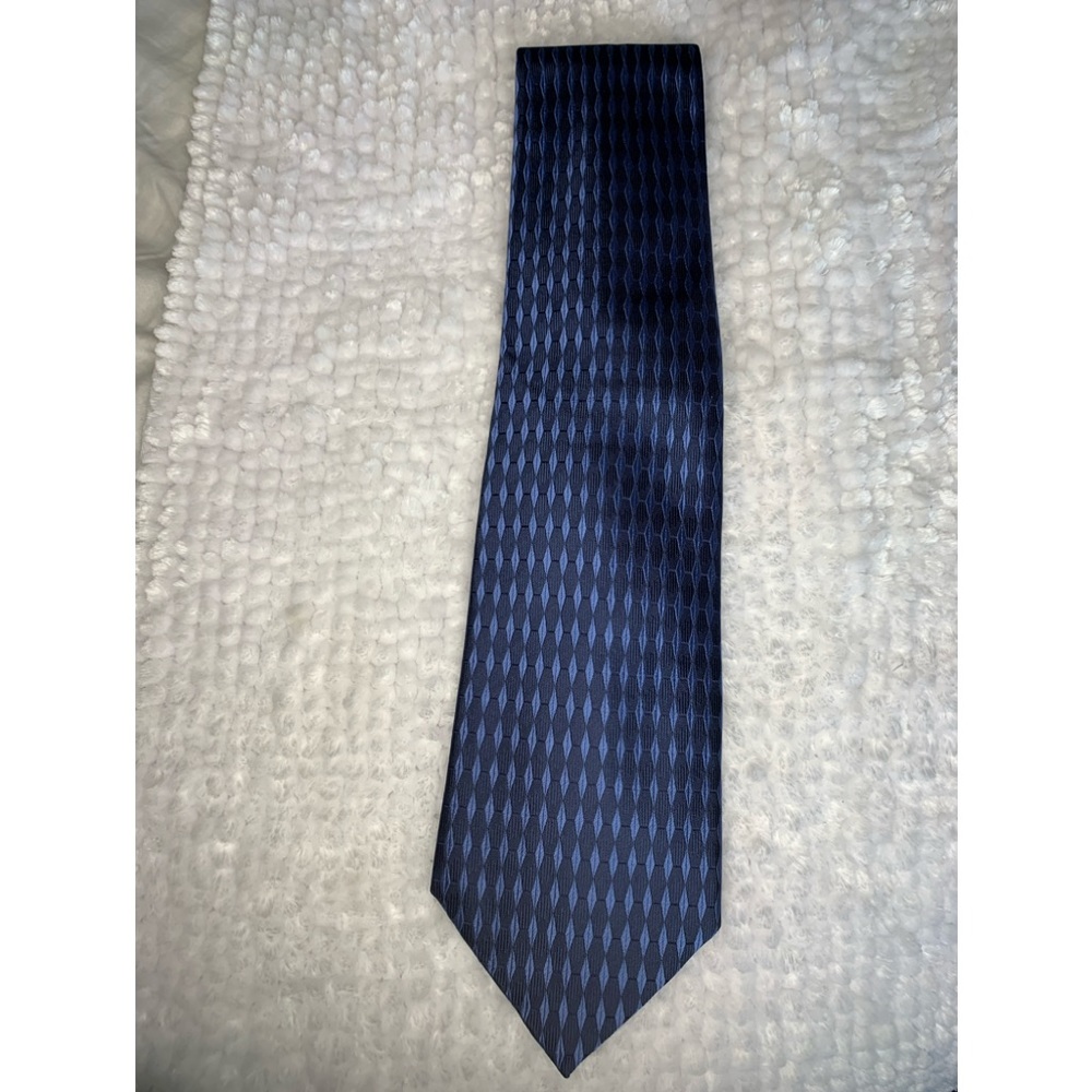 Blue patttern Belisi tie.condition new never been worn does not have tag.